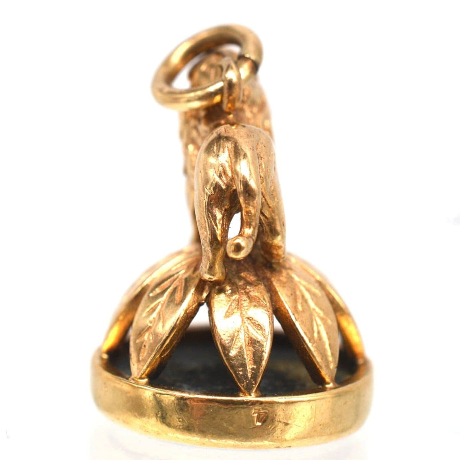 1940er Löwenanhänger aus 9-karätigem Gold mit Kranzfuß und Blutsteinsiegel, der aufwändige Handwerkskunst zeigt.