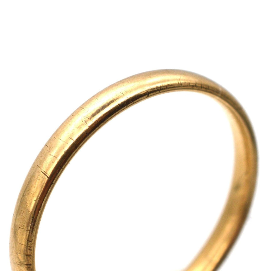Ehering aus 9-karätigem Gold mit dünnem Schaft aus den 1940er Jahren, der während des Zweiten Weltkriegs in Chester hergestellt wurde und zeitlose Eleganz ausstrahlt.