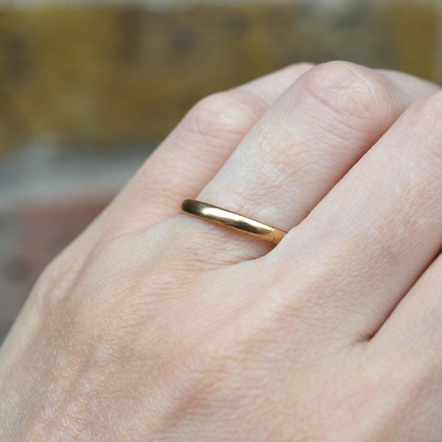 Ehering aus 9-karätigem Gold aus den 1940er Jahren, der seinen dünnen Schaft und sein bequemes Design zur Schau stellt.