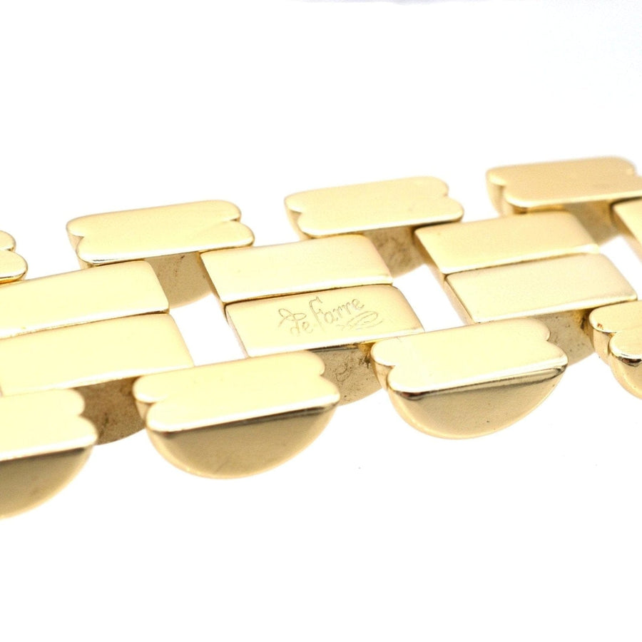 Geometrisches goldfarbenes Panzerarmband von de Farre aus den 1940er Jahren, das sich durch Retro-Eleganz und ikonische Designelemente auszeichnet.