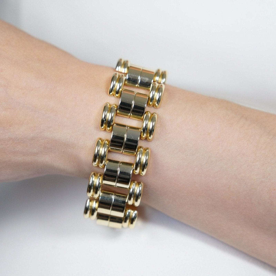 Französisches geometrisches goldfarbenes Panzerarmband aus den 1940er Jahren mit beweglichen Formen, inspiriert vom Design der Nachkriegszeit.
