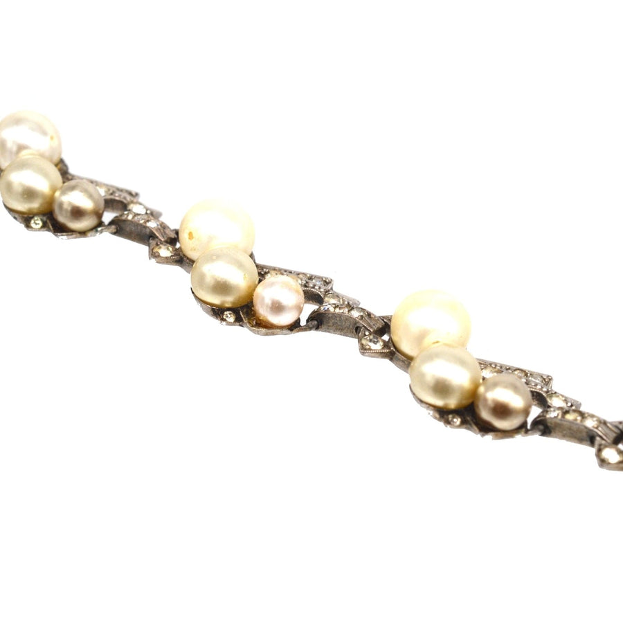 Retro-Sterlingsilberarmband aus den 1940er Jahren mit Kunstperlen und weißen Strasssteinen, die ein stilvolles architektonisches Design präsentieren.