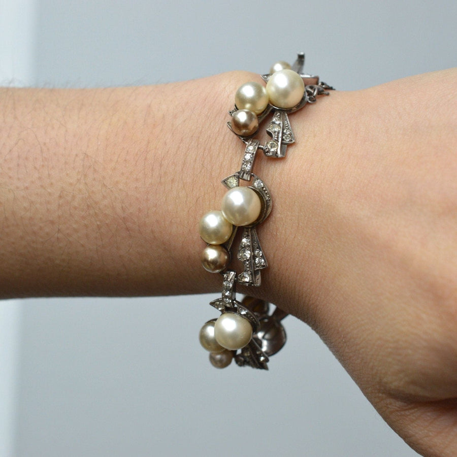 Retro-Sterlingsilberarmband aus den 1940er Jahren mit Kunstperlen und weißen Diamanten am Handgelenk.