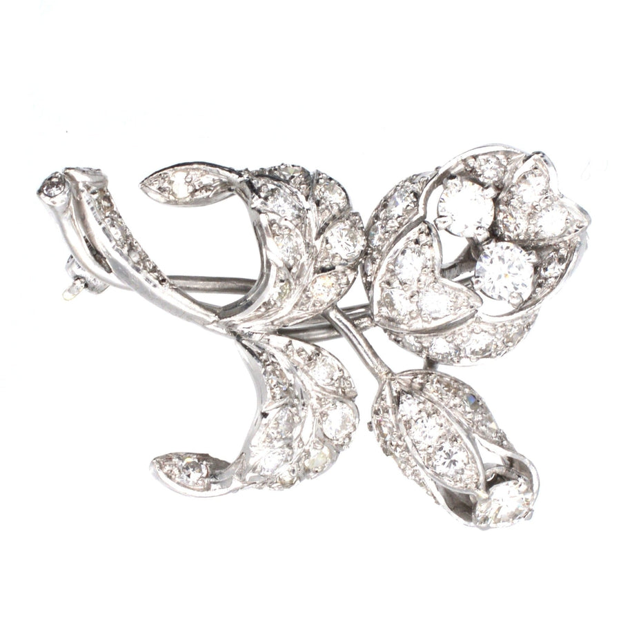 Weißgold-Brosche aus den 1950er Jahren mit zwei Blumen, schillernden Diamanten und aufwändiger Handwerkskunst.