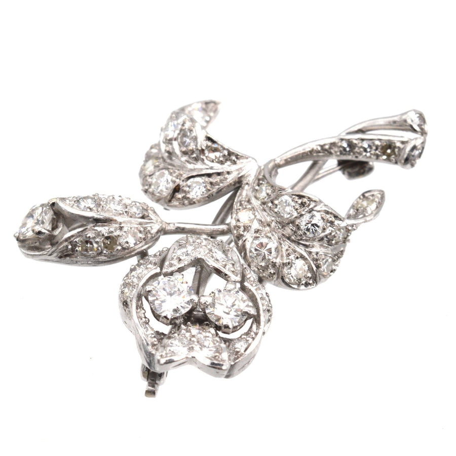 Brosche aus 18-karätigem Weißgold aus den 1950er-Jahren mit einem Blumenstrauß aus Diamanten, der Liebe und Eleganz symbolisiert.