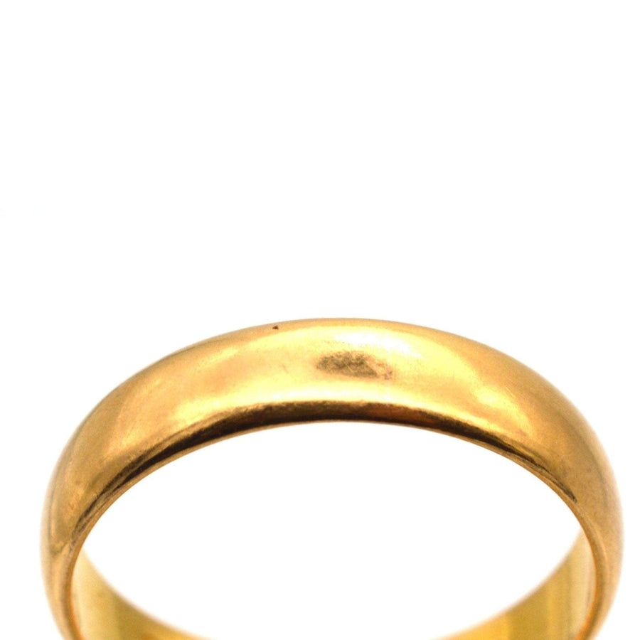 Ehering aus 22-karätigem Gold aus den 1950er Jahren, hergestellt 1955 in Birmingham, mit einer glatten, butterweichen Goldoberfläche.