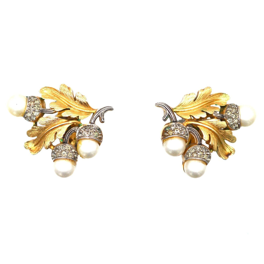 Vintage Trifari goldfarbene Eichenblatt-Ohrringe mit Kunstperlen und Strasssteinen, 1950er Jahre Modeschmuck.