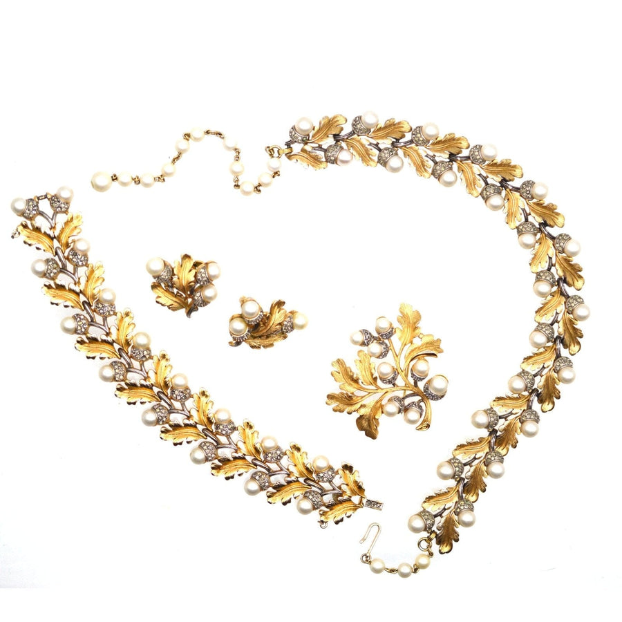 1950er Trifari-Schmuckset in Goldton mit Eichenblättern, Kunstperlen und Strasssteinen - Halskette, Ohrringe, Armband, Brosche.