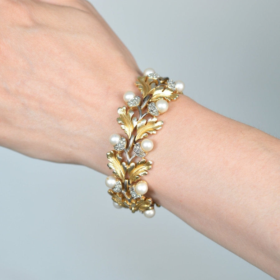 Goldfarbenes Eichenblattarmband mit Kunstperlen und Strasssteinen von Trifari, um 1950.