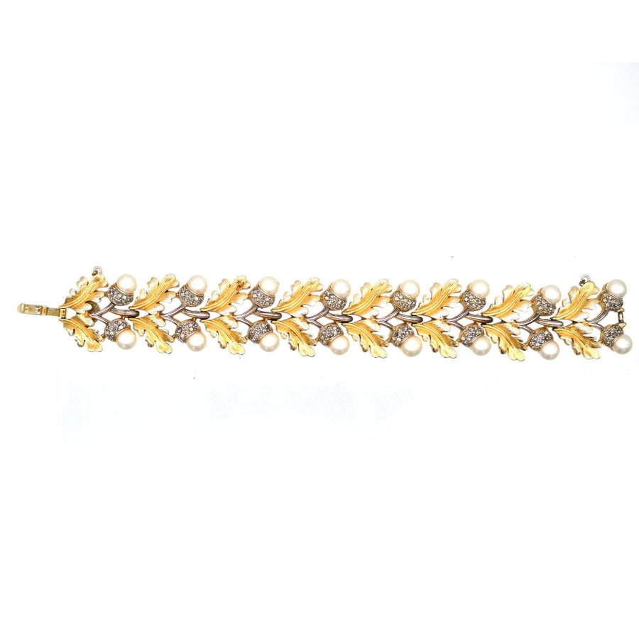 Goldfarbenes Armband von Trifari aus den 1950er Jahren mit Eichenblättern und Kunstperlen in einem stilvollen Design.