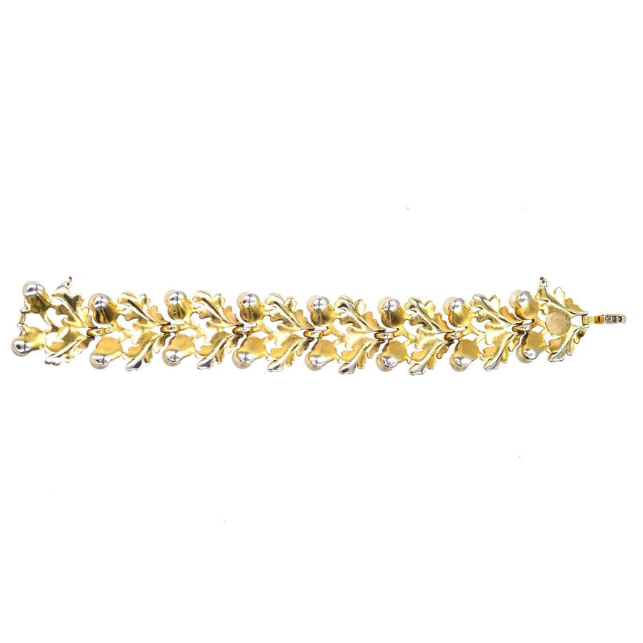 1950er Jahre Trifari goldfarbenes Eichenblatt-Armband mit Kunstperlen, Teil eines passenden Schmucksets.
