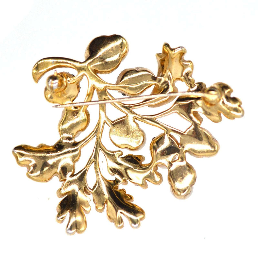 Vintage Trifari goldfarbene Eichenblatt-Brosche mit Kunstperlen, Teil eines Schmucksets aus den 1950er Jahren.