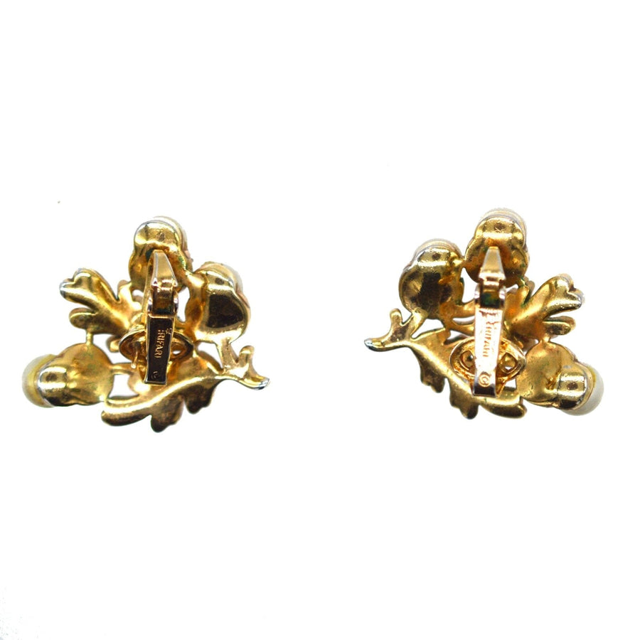 Goldfarbene Vintage-Ohrringe von Trifari mit Eichenblatt- und Eichelmuster, Teil eines Schmucksets aus den 1950er Jahren.