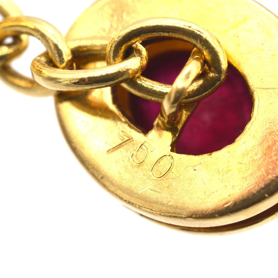 Nahaufnahme eines Manschettenknopfes aus 18-karätigem Gold mit einem natürlichen, unerhitzten Cabochon-Rubin, der die Handwerkskunst und Qualität unterstreicht.