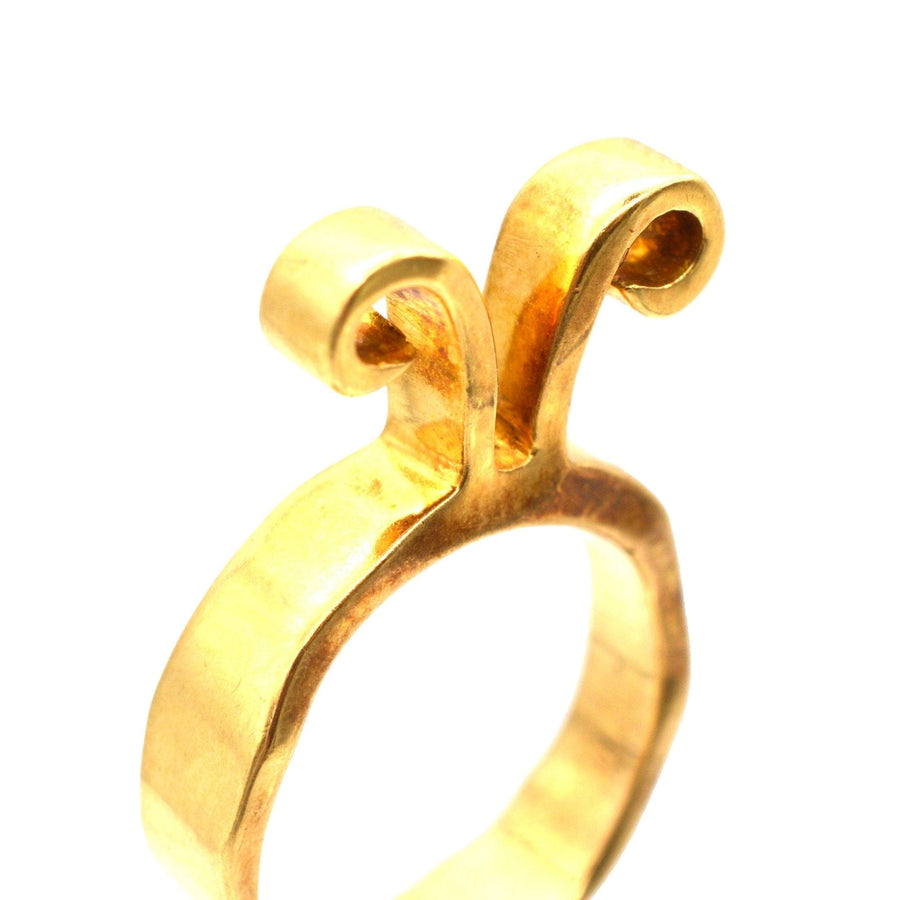 Widderring aus 18 Karat Gold von Walter Schluep aus den 1960er Jahren, der das Widder-Symbol in originellem Design zeigt.