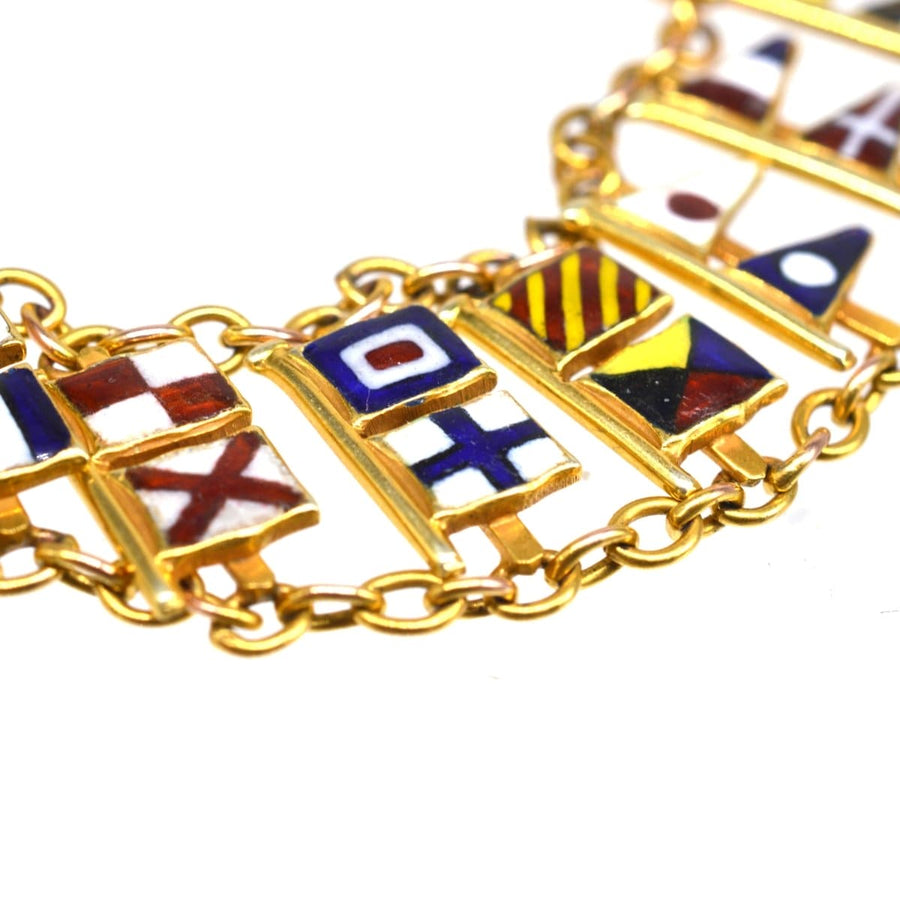 Armband aus 9 Karat Gold der 1960er Jahre mit nautischen Signalflaggen, die das gesamte Alphabet und die Zahlen 1-10 darstellen.