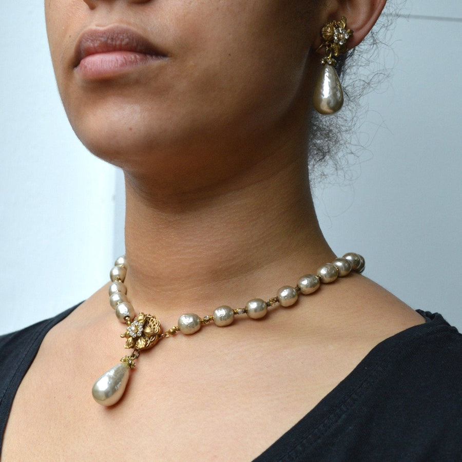 1960er Jahre Miriam Haskell faux Perle Halskette mit Vintage-Stil Ohrringe, präsentiert eleganten Modeschmuck.