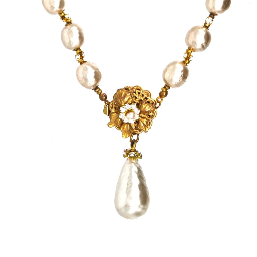 1960er Jahre Miriam Haskell faux Perlenkette mit floralem Goldverschluss und großen Tropfen Perle Anhänger.