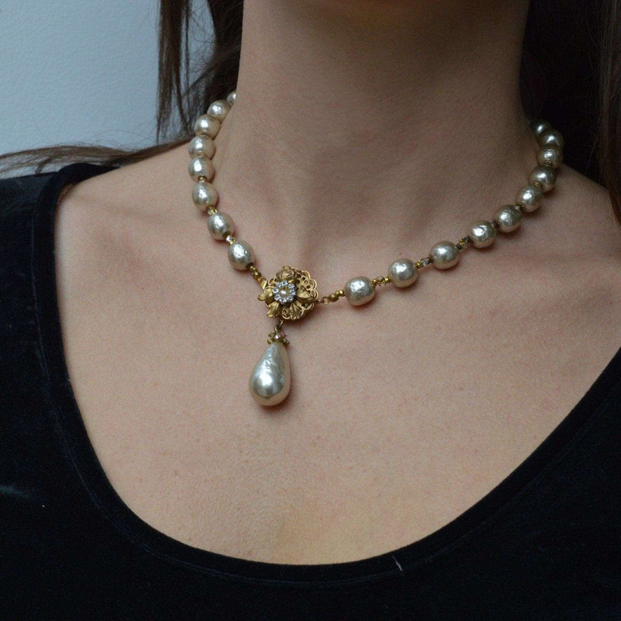 1960er Miriam Haskell Kunstperlenkette mit floralem Muster und einer Tropfenperle.