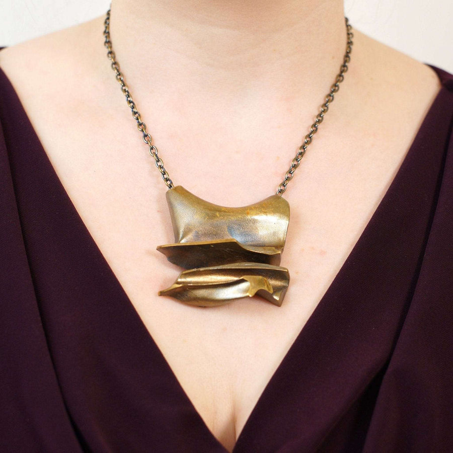 1970er Jahre Lapponia Flame Bronze Anhänger Brosche von Björn Weckström mit einem industriellen Design an einer Kette.