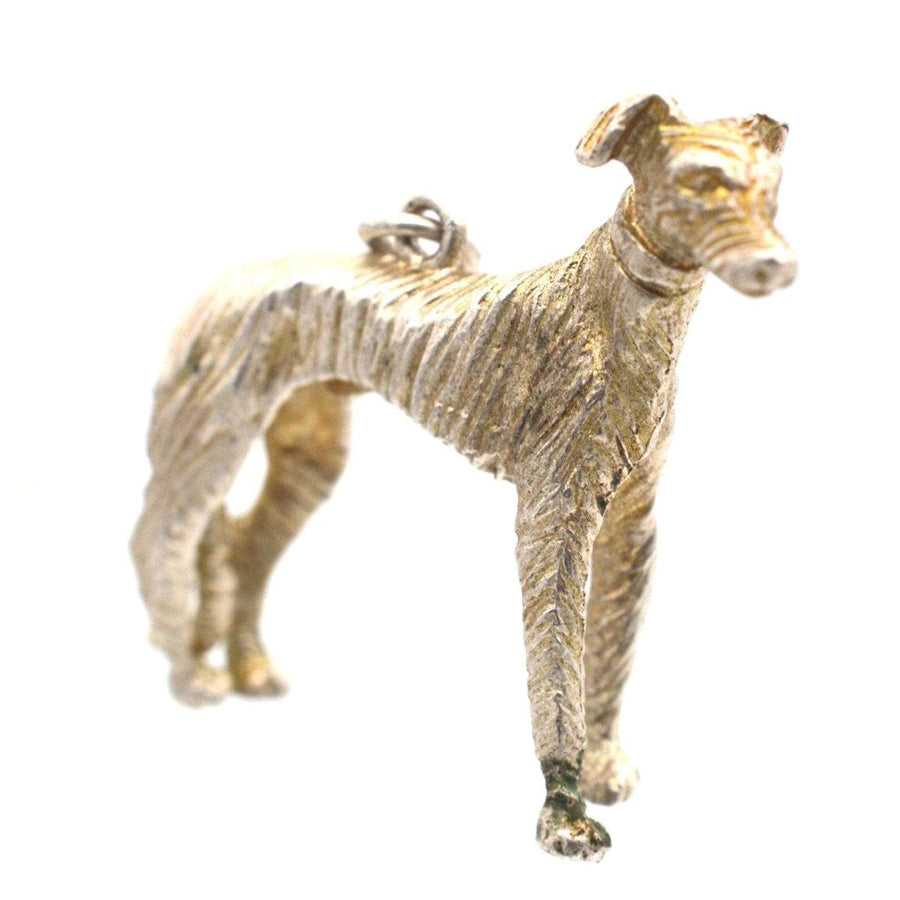 Silberner Hundeanhänger aus den 1970er Jahren mit detailliertem Windhundmotiv, das perfekte Geschenk für Hundeliebhaber.