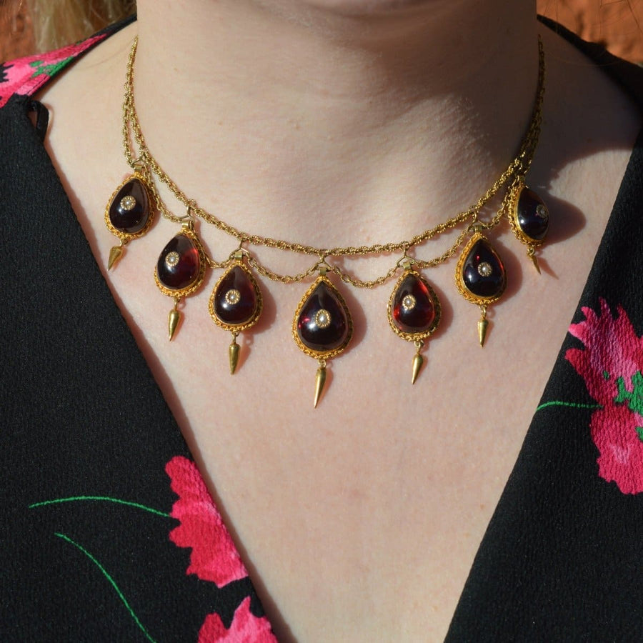 15-karätiges Goldcollier aus dem 19. Jahrhundert mit Cabochongranaten und Saatperlen, das elegante Handwerkskunst zeigt.