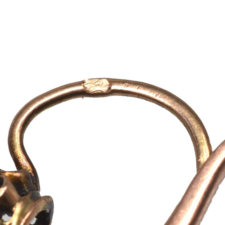 Nahaufnahme eines Ohrringhakens aus 18-karätigem Gold aus dem 19. Jahrhundert, der das Design und die Handwerkskunst eines Diamanten im Rosenschliff zeigt.