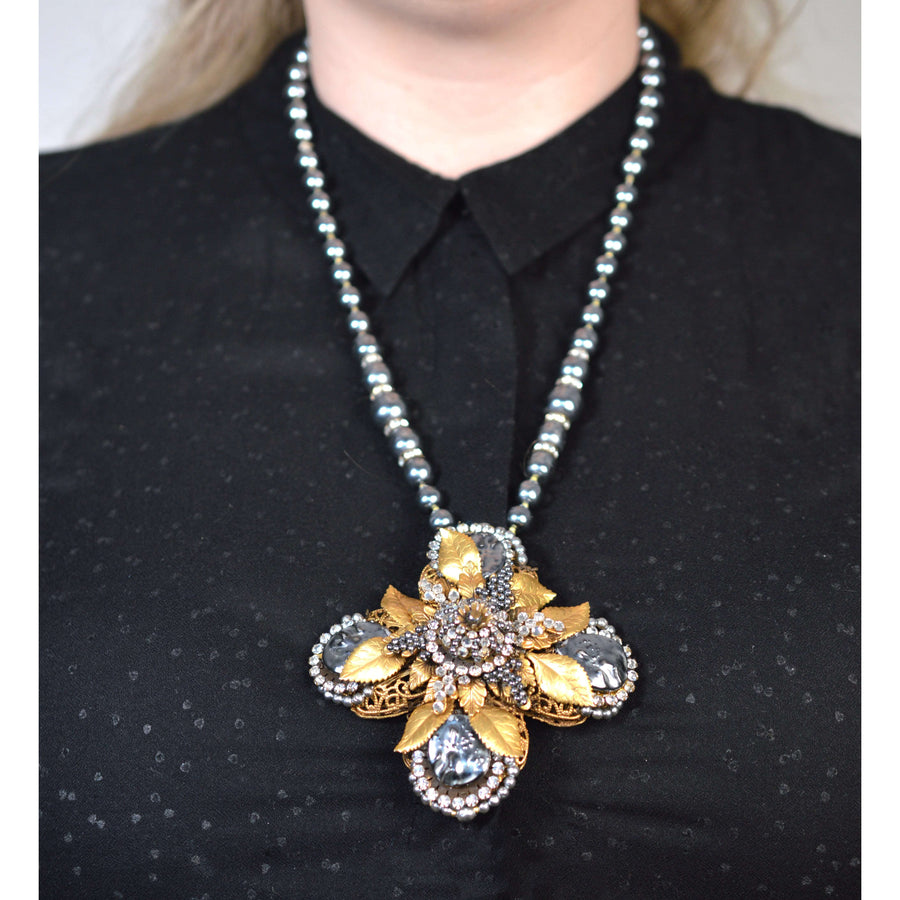 Mid Century Miriam Haskell Gold vergoldete Halskette mit schwarzen Perlen und Strass Kreuz Anhänger von einem Modell getragen.