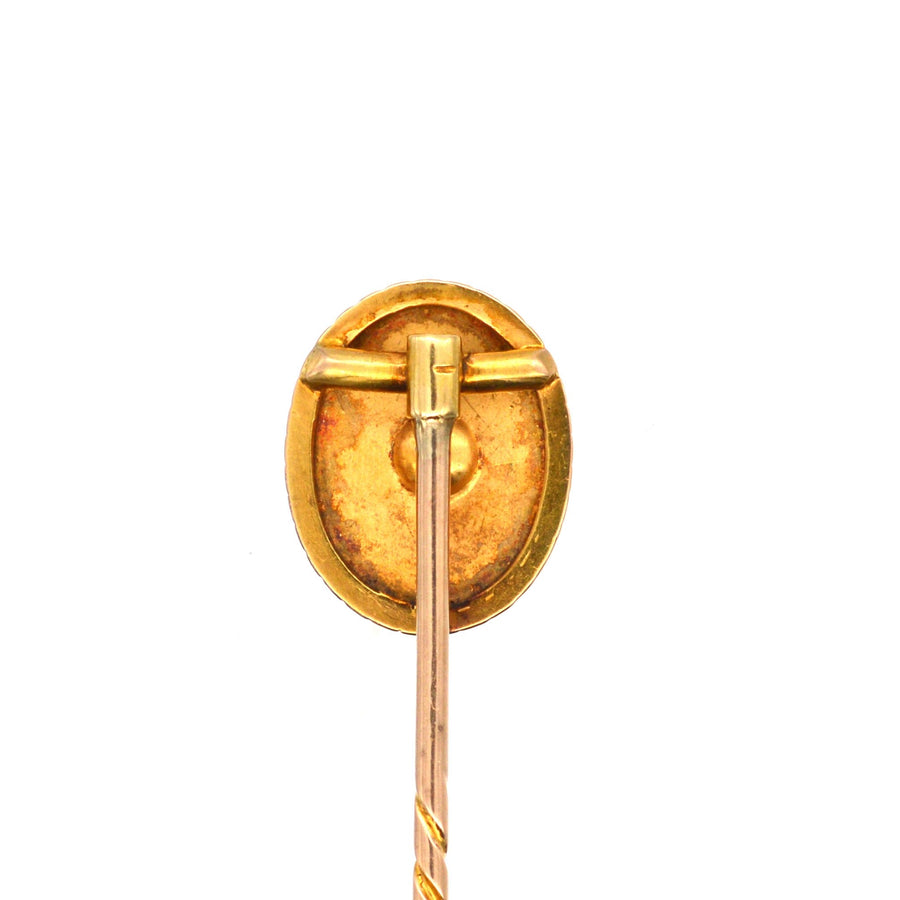Rückansicht einer viktorianischen Krawattennadel aus 18-karätigem Gold mit einem Diamanten im Rosenschliff, die ihr elegantes Design und ihre Handwerkskunst unter Beweis stellt.