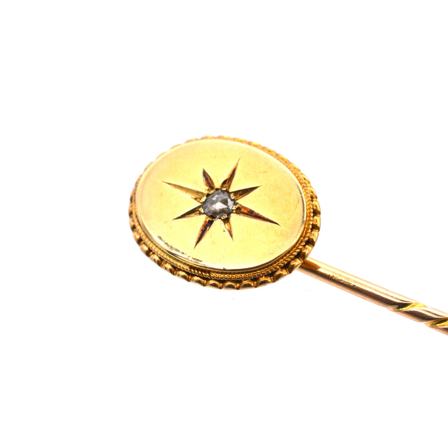 Viktorianische Krawattennadel aus 18 Karat Gold mit einem Diamanten im Rosenschliff in einer dekorativen Sternfassung.