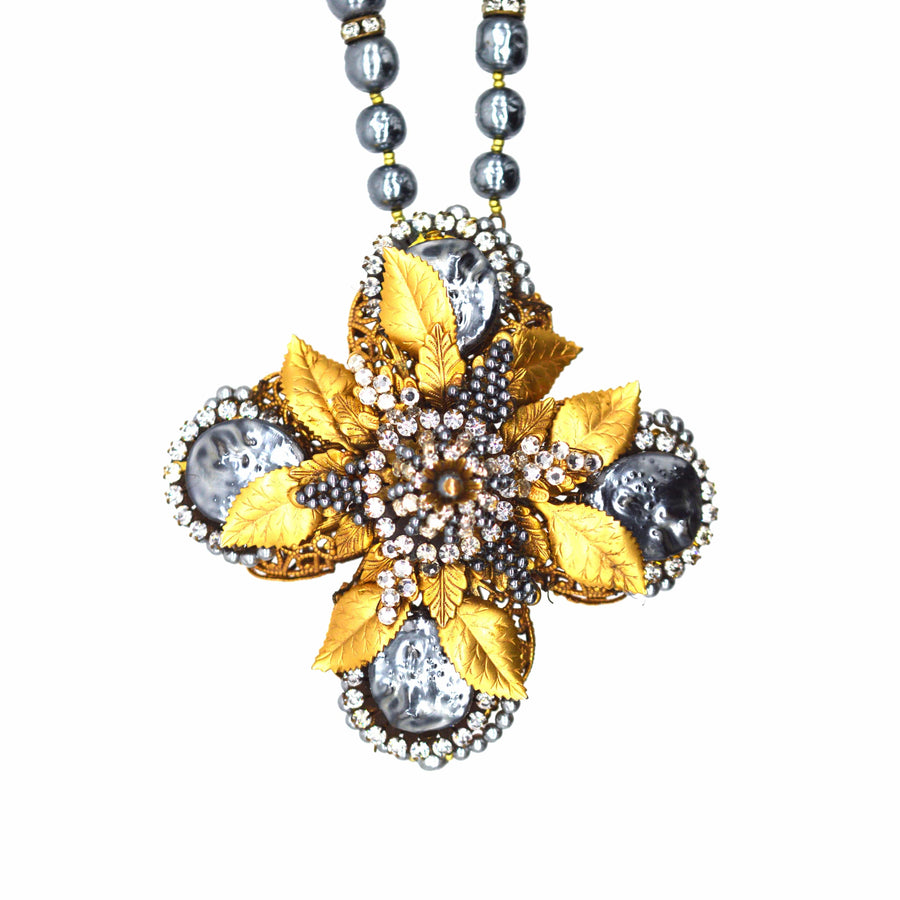 Mid Century Miriam Haskell Gold vergoldetes Kreuz Anhänger Halskette mit schwarzen Perlen und Strasssteinen in einem floralen Design.