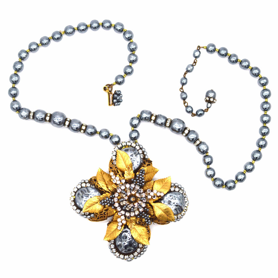 Mid Century Miriam Haskell Gold vergoldete Halskette mit schwarzen Perlen, Strass und Kreuz Anhänger, Aussage Schmuckstück.