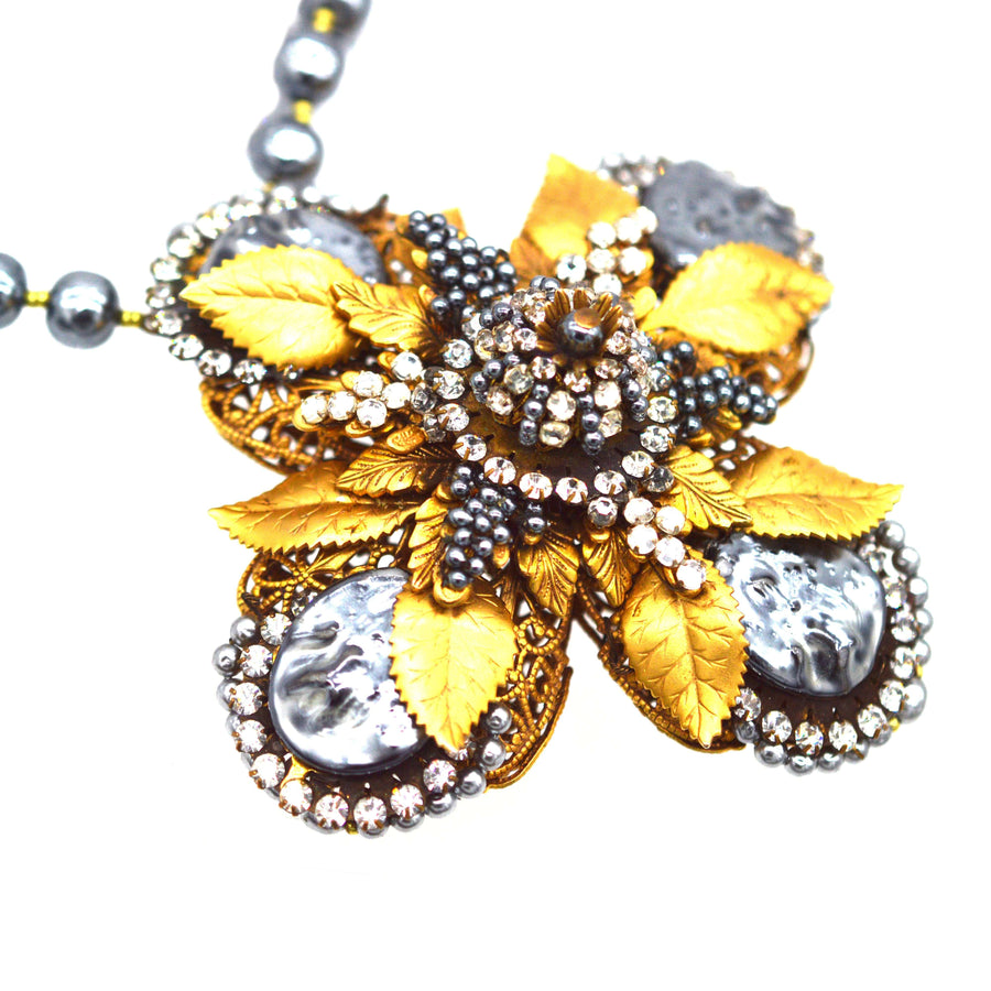Mid Century Miriam Haskell Gold vergoldet Halskette mit schwarzer Perle und Strass Kreuz Anhänger, Statement-Schmuckstück.