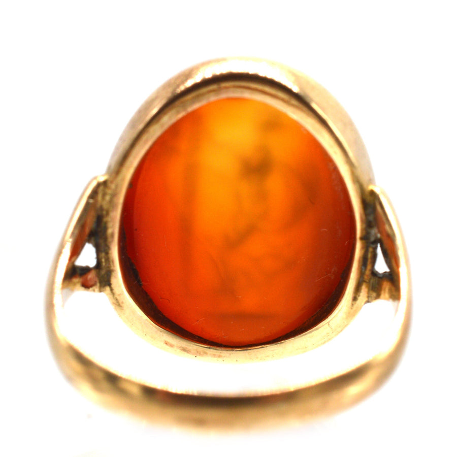 Ring aus 9-karätigem Gold des 19. Jahrhunderts mit einer Karneol-Intaglio der Göttin Nike, die den Sieg symbolisiert.