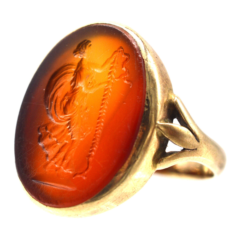 Ring aus 9-karätigem Gold aus dem 19. Jahrhundert mit einer Karneol-Intaglio der Göttin Nike, die den Sieg symbolisiert, altes Grand-Tour-Stück.