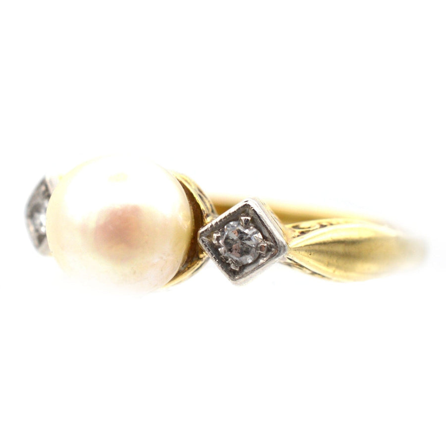 Art-Déco-Ring aus 14 Karat Gold mit einer Zuchtperle und Diamanten, idealer Vintage-Verlobungsring aus den 1930er Jahren.