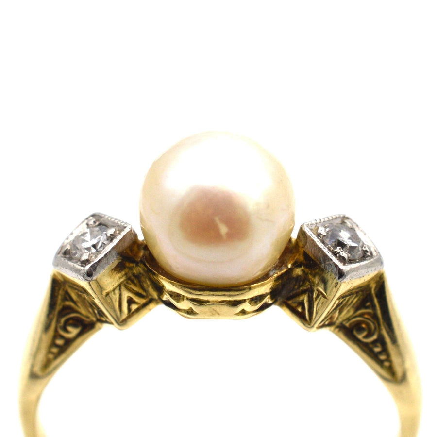 Art-Deco-Ring aus 14 Karat Gold mit einer Zuchtperle und zwei Diamanten, gefertigt in den 1930er Jahren, perfekt als Verlobungsring.