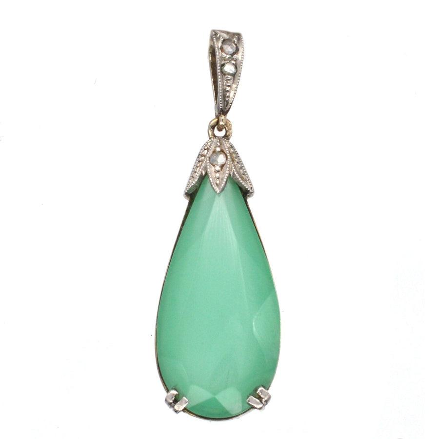 Art-Deco-Anhänger aus 14-karätigem Weißgold mit tropfenförmigem Chrysopras und rosafarbener Diamantkappe aus den 1920er Jahren.