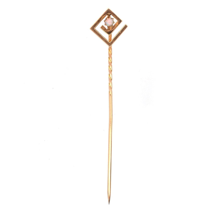 Goldene Krawattennadel im Art-Déco-Stil mit geometrischem Muster und einem Opal als Schmuckstein, ein stilvolles Accessoire für Seidenkrawatten.