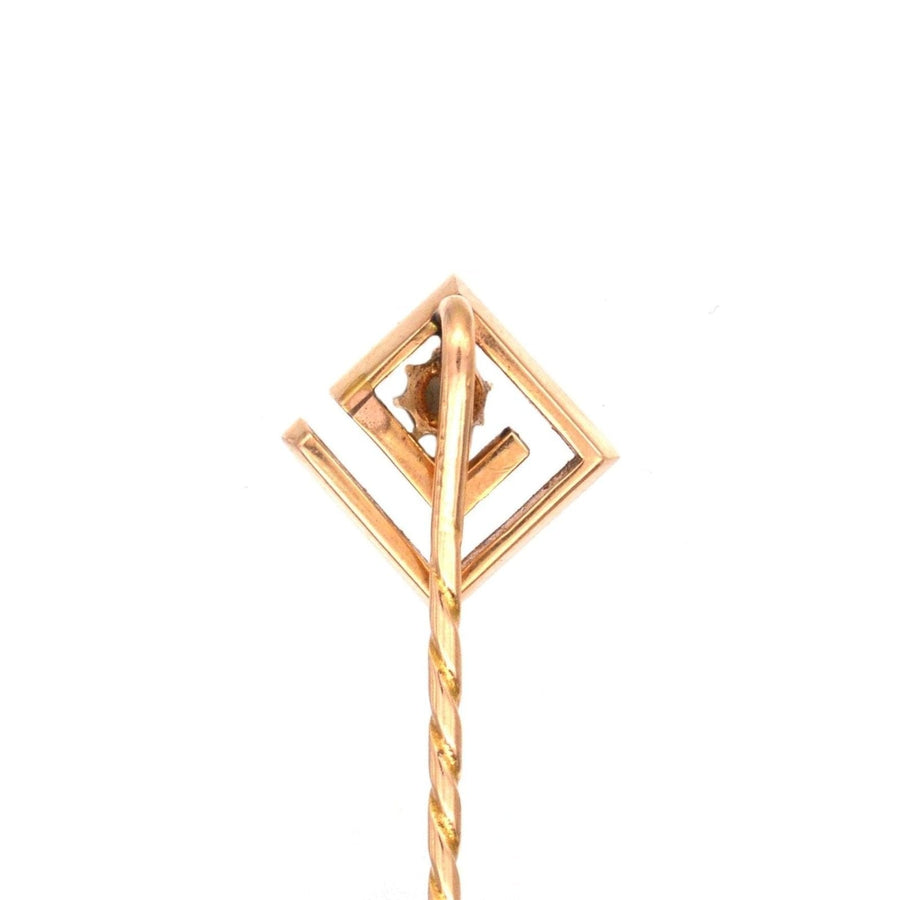 Art Deco Krawattennadel aus 15-karätigem Gold mit geometrischem Muster und Opal, perfekt für stilvolle Seidenkrawatten.