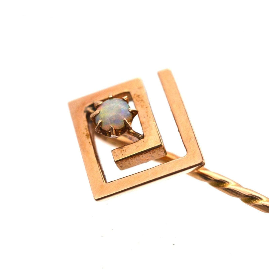 Geometrische Art Deco Krawattennadel aus 15-karätigem Gold mit Opal, mit leuchtenden Farben und stilvollem Design für Seidenkrawatten.