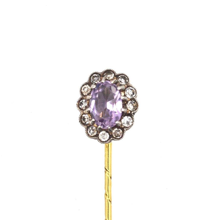 Art Deco Krawattennadel aus 18 Karat Gold mit einem Amethyst und weißer Paste, hergestellt zwischen 1915-1925.