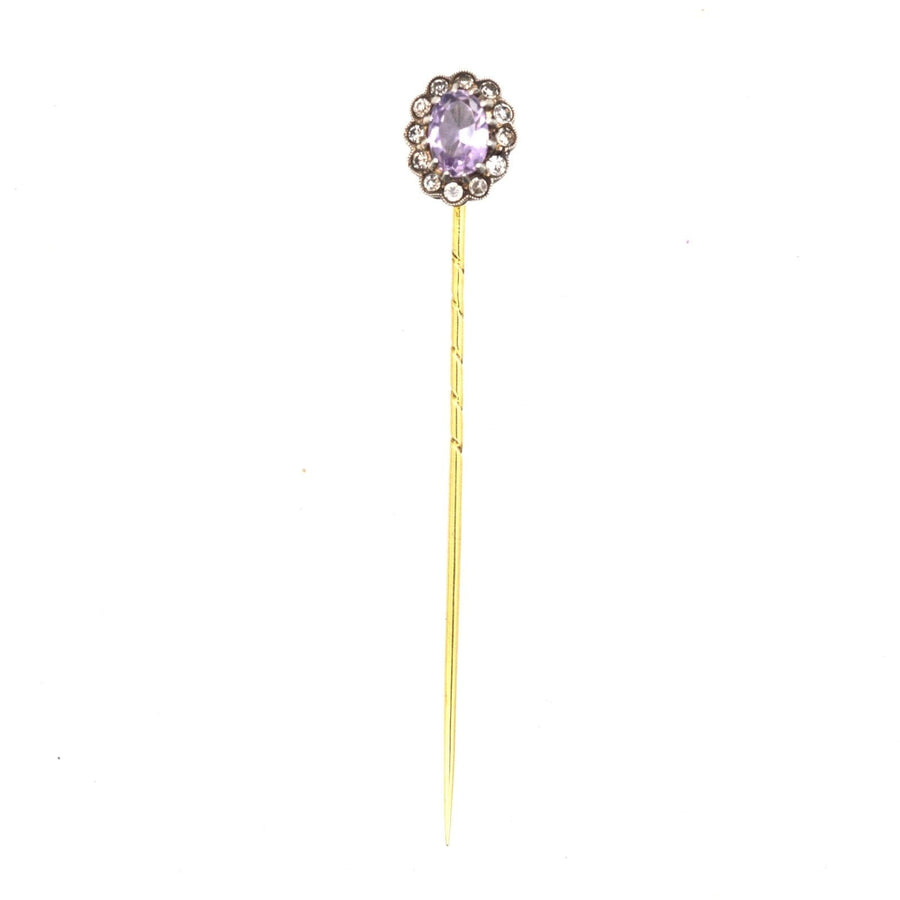 Art Deco Krawattennadel aus 18 Karat Gold mit Amethysten und weißer Paste im Cluster-Design, elegant für Seidenkrawatten.