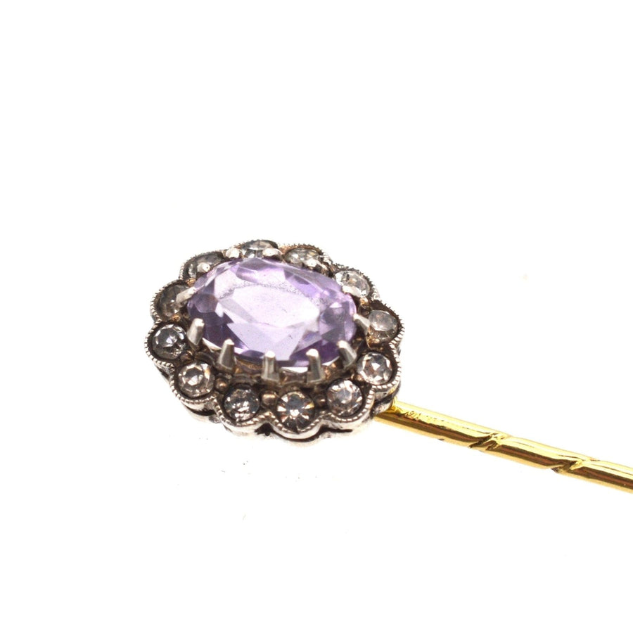 Elegante Art-Déco-Krawattennadel aus 18-karätigem Gold mit Amethyst und weißer Paste, hergestellt zwischen 1915 und 1925.