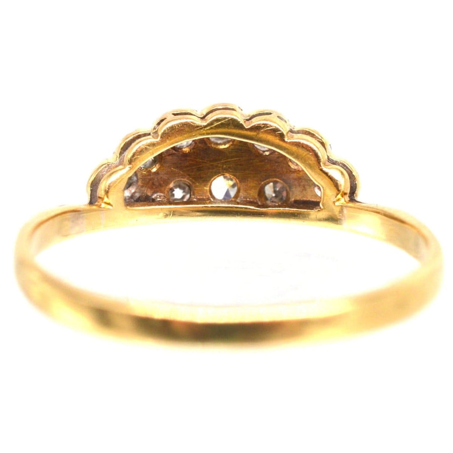 Art-Deco-Ring aus 18-karätigem Gold und Platin mit Diamant-Diadem, der ein zartes Design mit funkelnden Steinen zeigt.