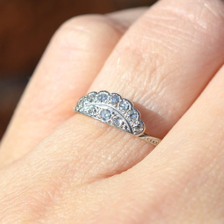 Art-Déco-Ring aus 18 Karat Gold und Platin mit Diamant-Tiara, der am Finger getragen wird und ein elegantes Design und funkelnde Edelsteine aufweist.