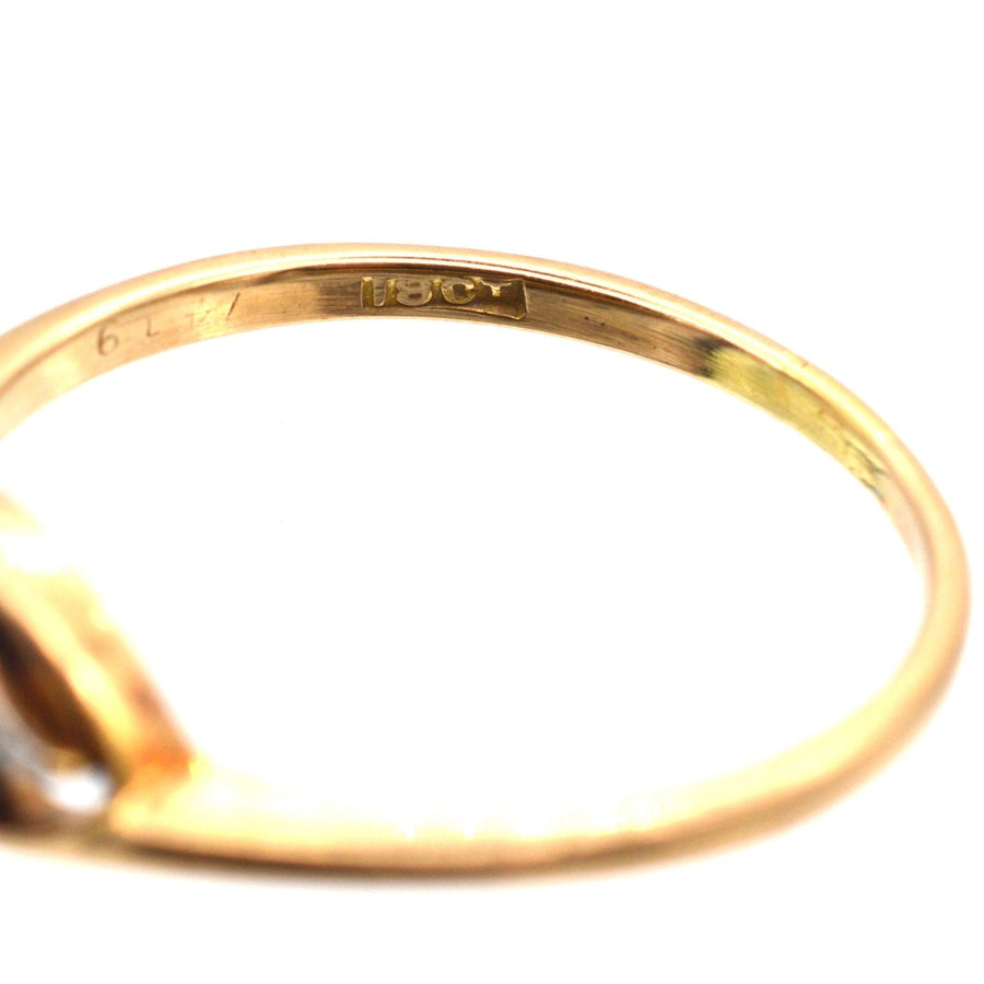 Nahaufnahme des Innenrings eines Art-Deco-Diamant-Drehrings aus 18 Karat Gold, mit eingravierter Punze.
