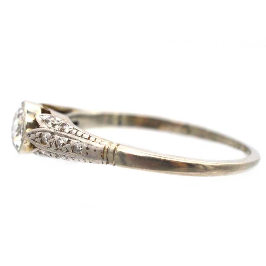Solitärring mit Diamanten aus 18-karätigem Gold im Art-Déco-Stil mit detaillierten Schultern und exquisiter Handwerkskunst.