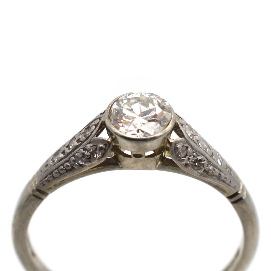 Solitär-Diamantring aus 18-karätigem Gold im Art-Deco-Stil mit Blütenblatt-Details und der Gravur 'Ethel - John', 0,40 Karat.