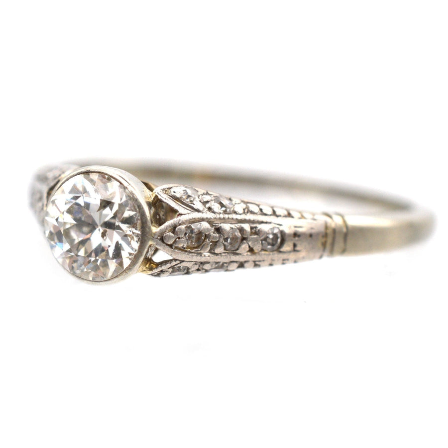 Solitärring aus 18-karätigem Gold im Art-Déco-Stil mit einem zentralen Diamanten von 0,40 Karat und verzierten Schultern.